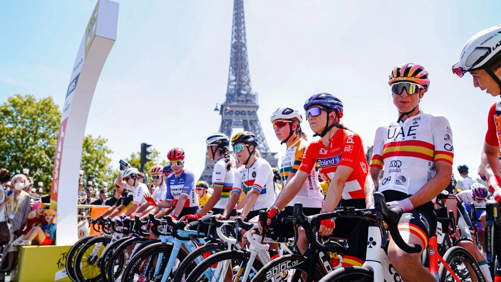 Zeven riders on the Tour de France start line
